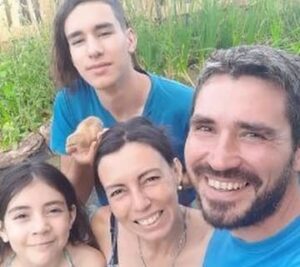 Martín, Aldana y sus hijos. Proyecto Permacultura Holística