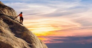 Mujer escalando una roca. Resiliencia personal